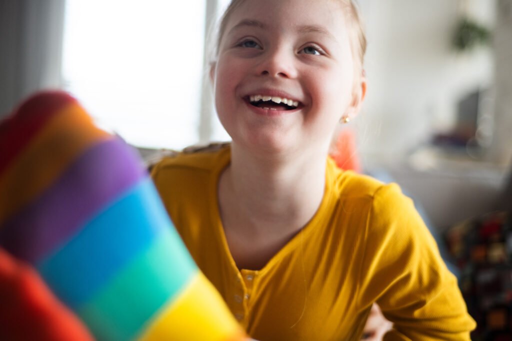 Kind lacht bei der Kinderbetreuung in Gelsenkirchen